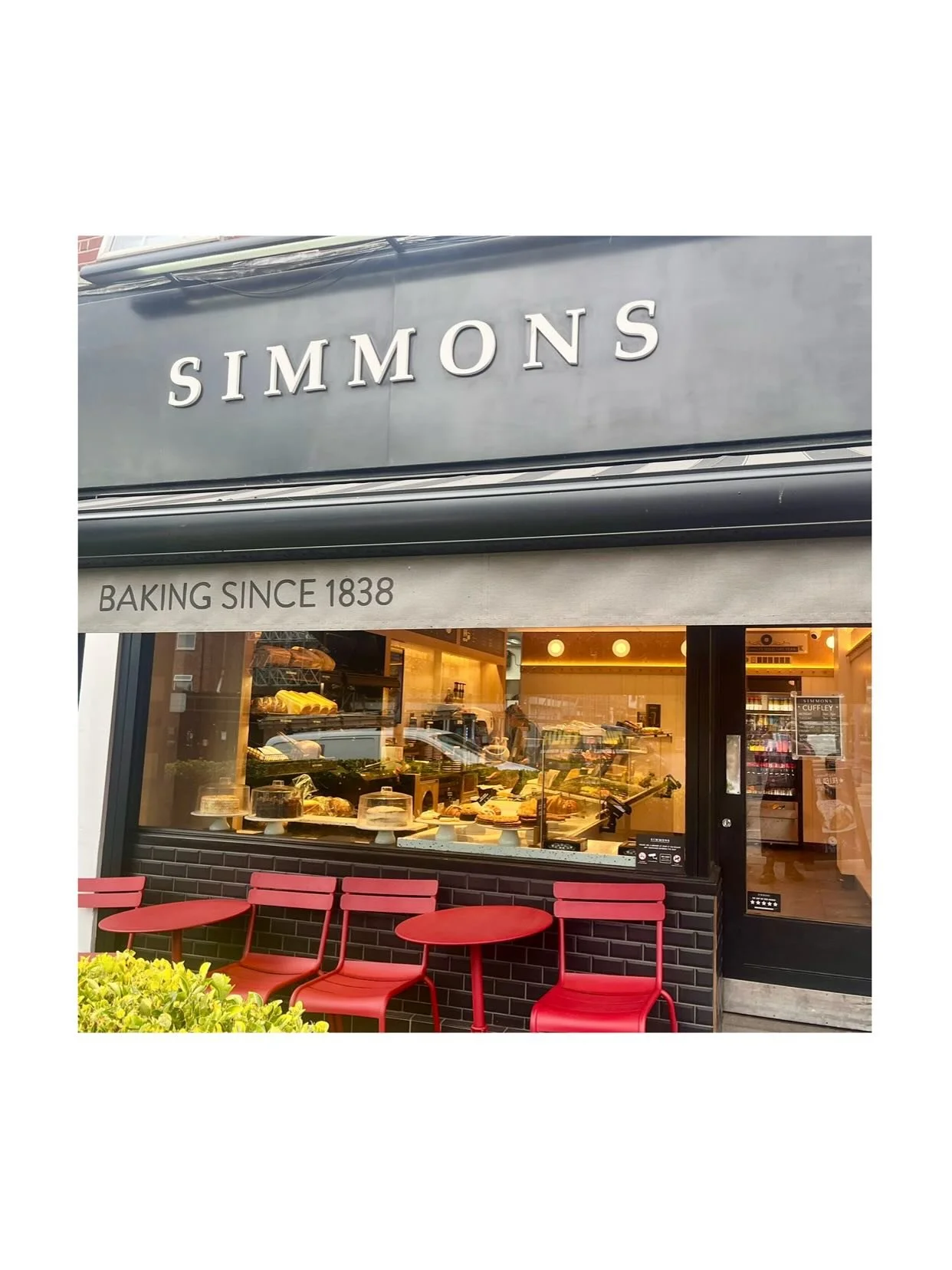 ✨New Store Opening - Simmons Bakers,
Cuffley✨

Caulder Moore is proud to continue its collaboration with Simmons Bakers, unveiling a refreshed concept for their newest store in Cuffley.

Our design blends tradition with modernity, cork wall panels ev