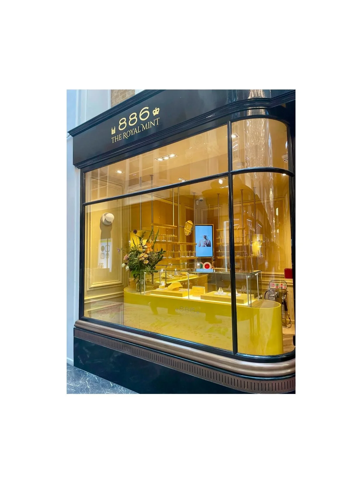 Out and about in London
We visited The Royal Mint’s store 886, their jewellery division, crafted from gold recovered from electronic waste. We thought it was a beautiful expression of understated luxury, showcased within the iconic Burlington