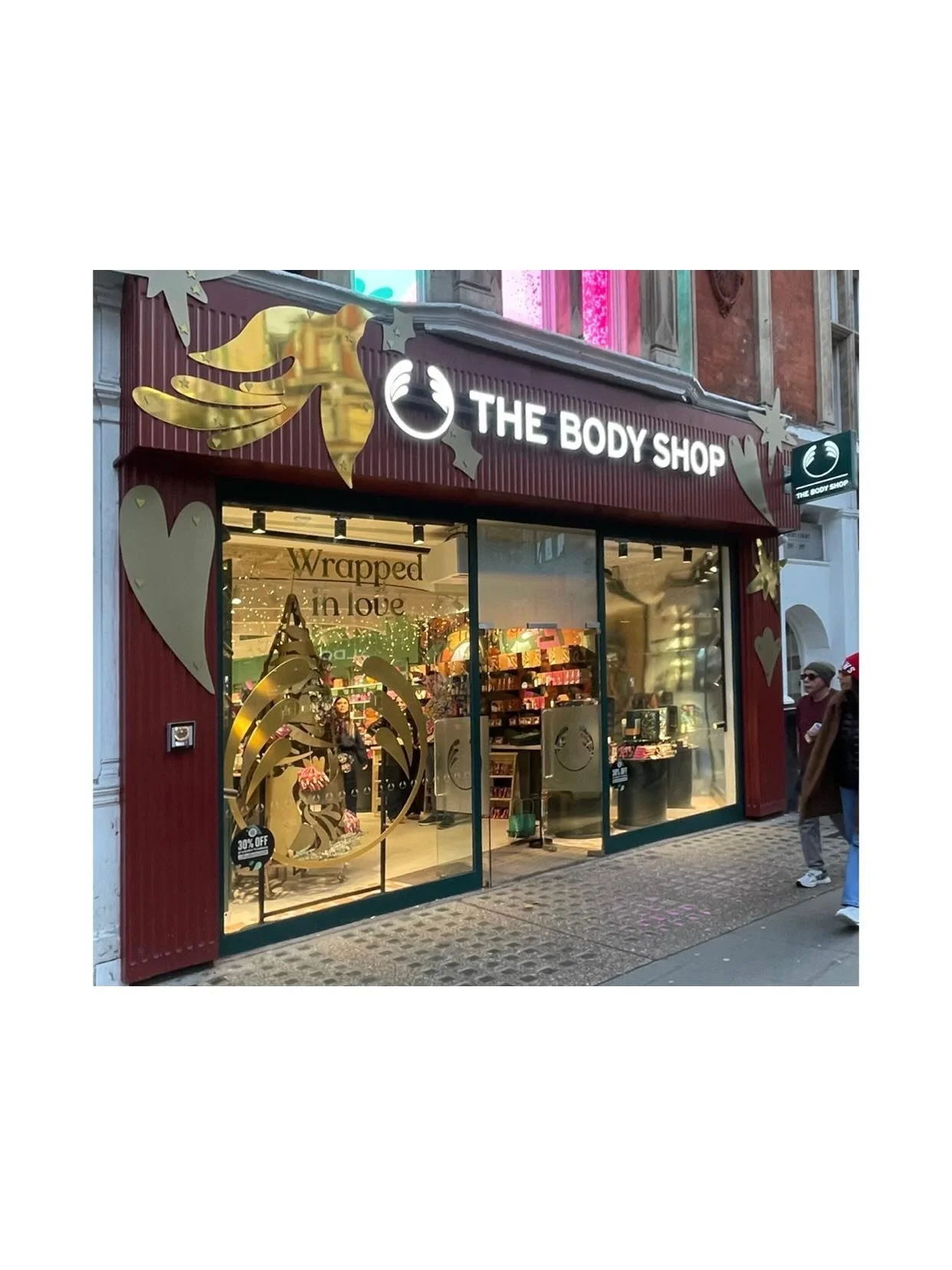 The Body Shop, Oxford Street: A fresh take
The entrance hits hard with a&nbsp;bold new colour, setting a fresh tone. Loved the&nbsp;central sink&nbsp;with consultation zones and the&nbsp;thoughtful use of recycled materials,&nbsp;sustainability done 