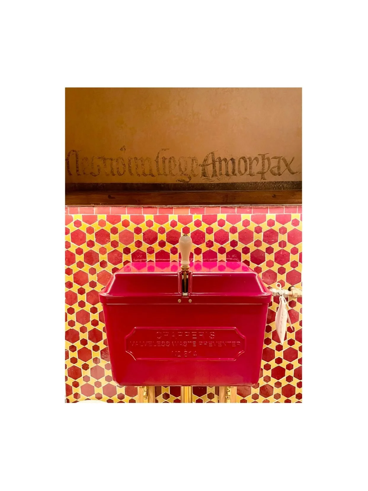 We recently visited the new CERU in Farringdon and loved the way its warm Mediterranean interiors blend effortlessly with sleek, contemporary design. Handcrafted wooden doors, beautiful statement tiles and a sun-washed colour palette that feels insta