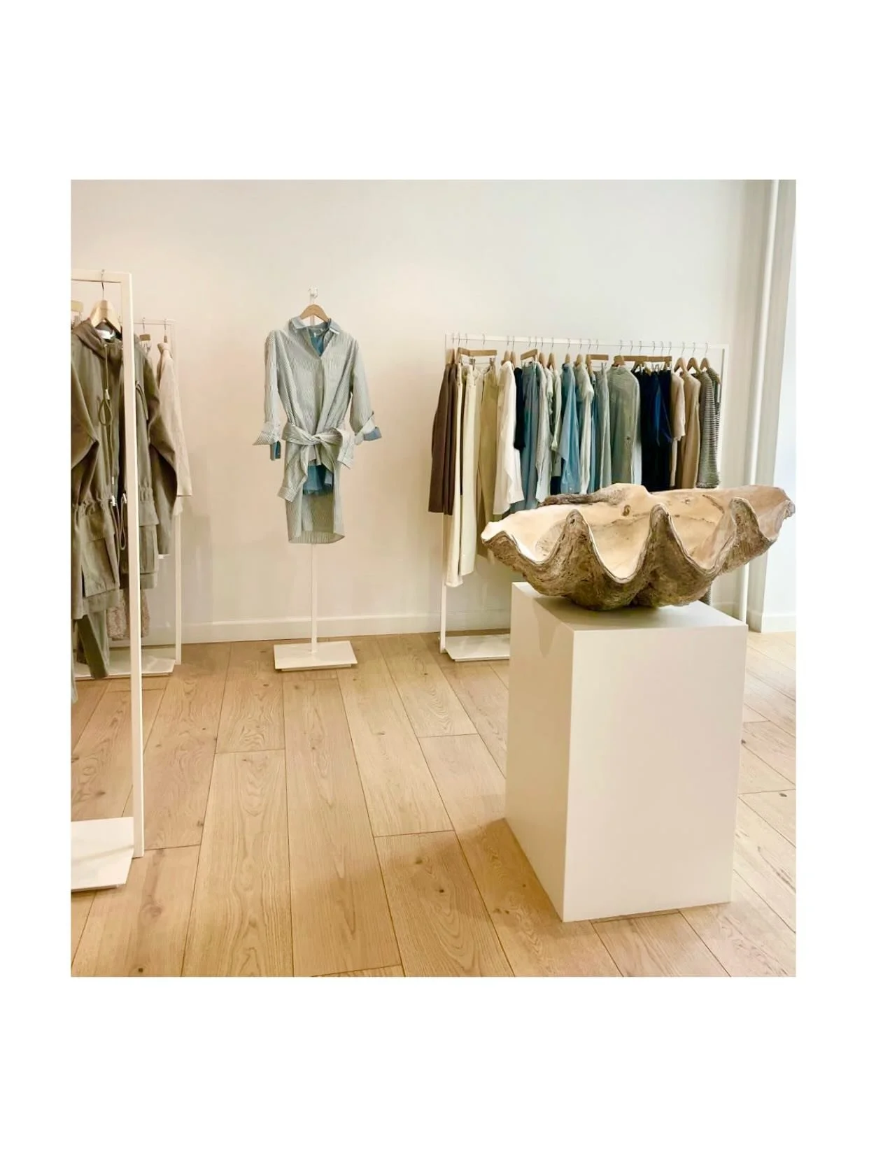 Skall, a place of compelling quietness and rare discovery in Copenhagen.

Skall is a fashion brand, founded by two sisters, Julie and Marie Skall. A centrepiece sculptural shell spoke to the origin of the family name, Skall, Danish for shell, referen
