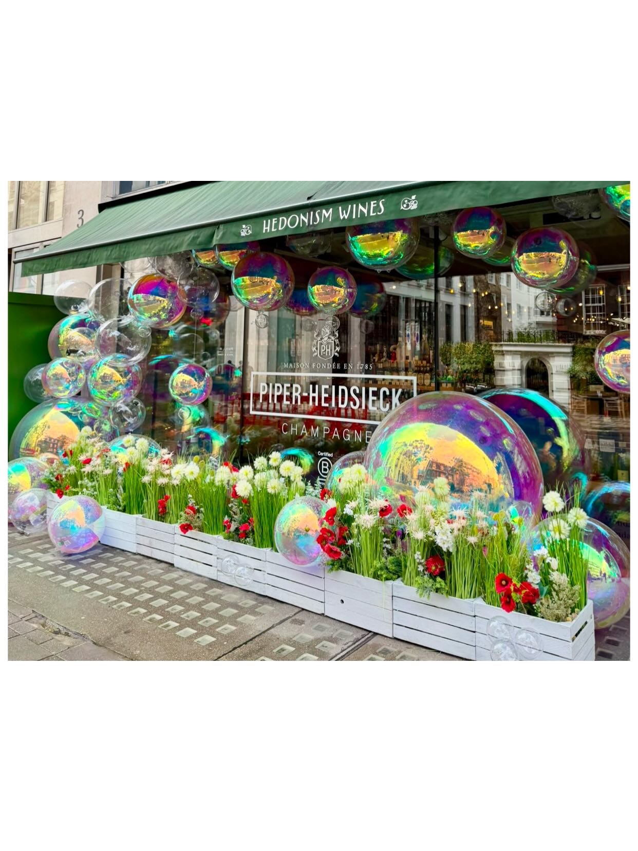 Yet another breathtaking display from Hedonism Wines in Mayfair, famous for their visually creative and theatrical window schemes. Their installation with Piper Heidsieck is a wonderfully playful and immersive &ldquo;bubble&rdquo; theme 🫧. An innova