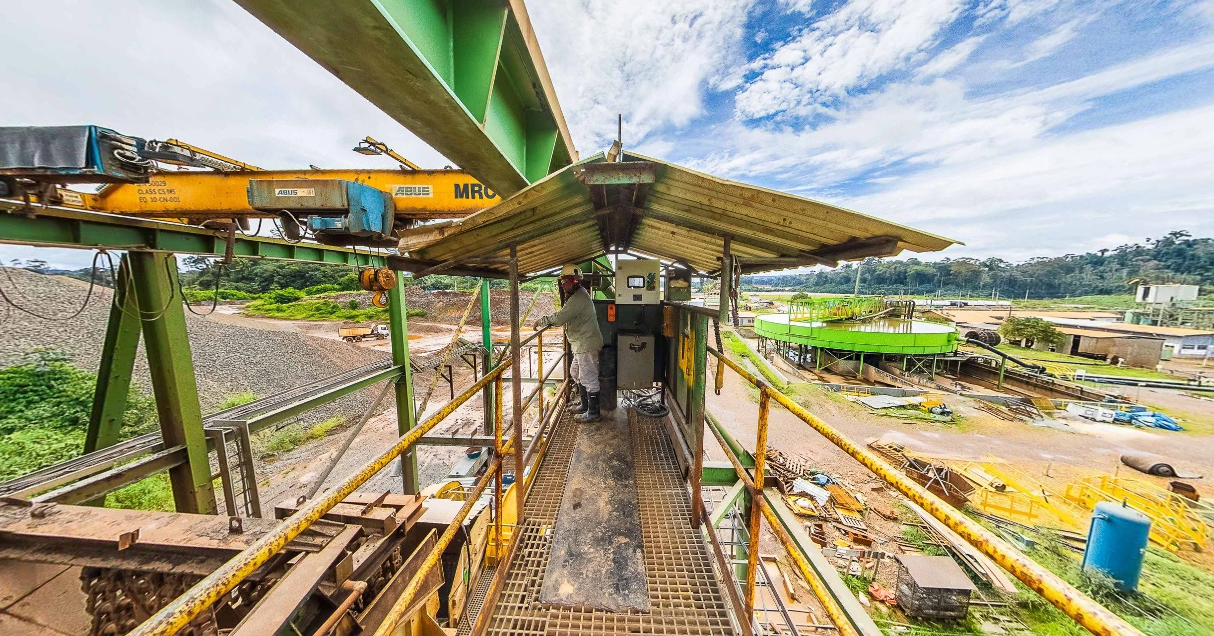 Tucano 360 -  worker looking structure.jpeg