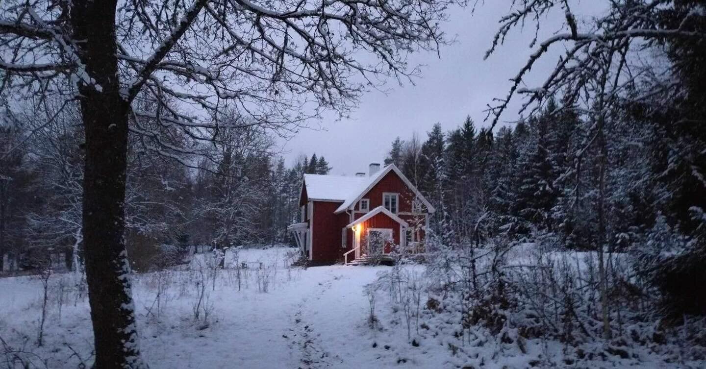 Lighting up time. #foresthouse #foresthome #swedishmoments #swedishhome #swedishhouse #snowydays #snowfalling #oldhouses #oldhouselife #redhouses
