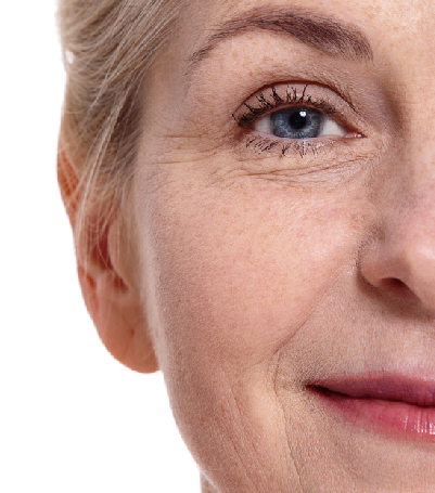 Dettaglio del volto di una donna con una pelle liscia e occhi azzurri.