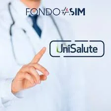 Immagine di un medico che punta un dito verso le scritte 'Fondo SIM' e 'UniSalute'