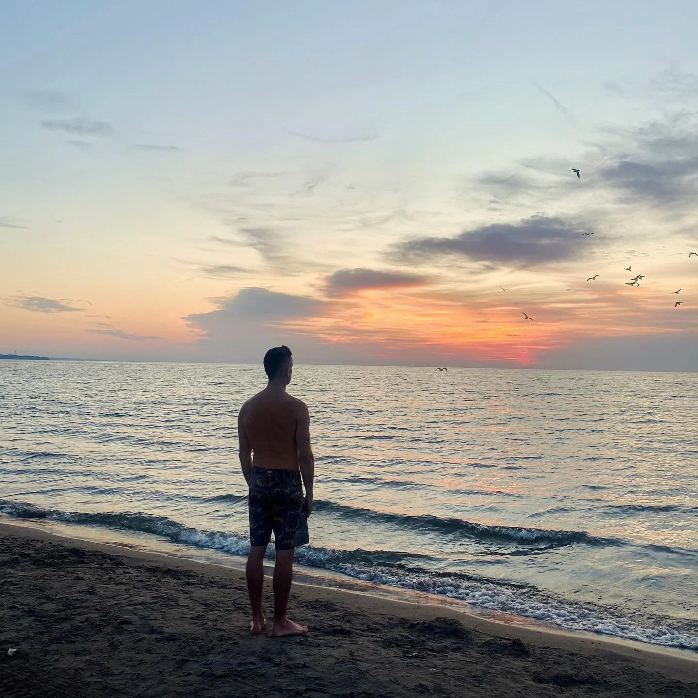 🌅Why not wake up to the natural rhythms of our earth?

Did you know hormones are released in our body as soon as the morning sun peeks over the horizon?

Amplify your morning with a simple routine that can boost serotonin and even balance  your cort