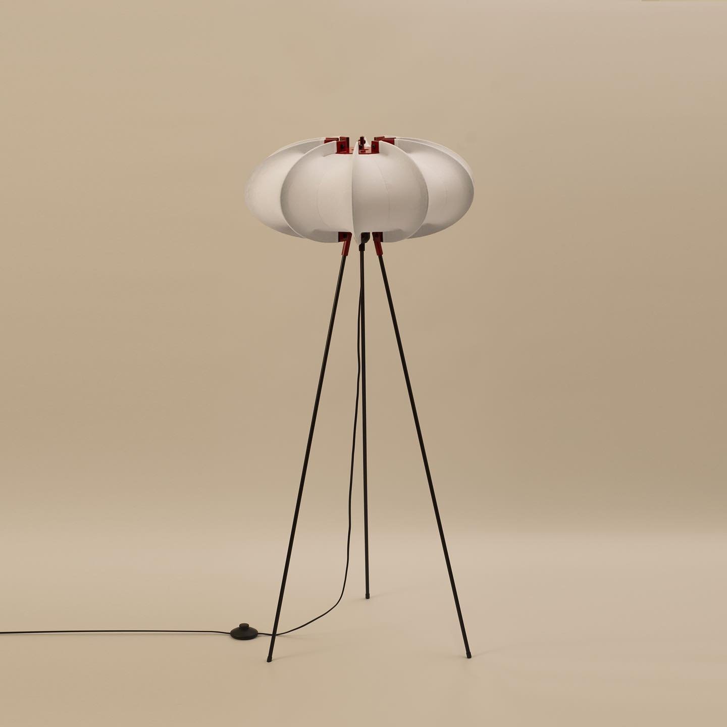 E-01a floor lamp

The white-coloured lampshade is crafted from 100% organic, un-dyed viscose. 

The top and bottom components, responsible for securing the laser-cut arms, are made from 100% recycled plastic. 

Each floor lamp is individually made to