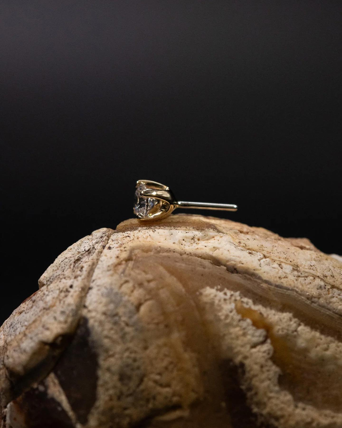 Check out our beautiful 4 prongs gold threadless top ✨A lot of times, simplicity equals beauty 💯

#infinitebodyvancouver #bodyjewelry #goldjewellery #piercings