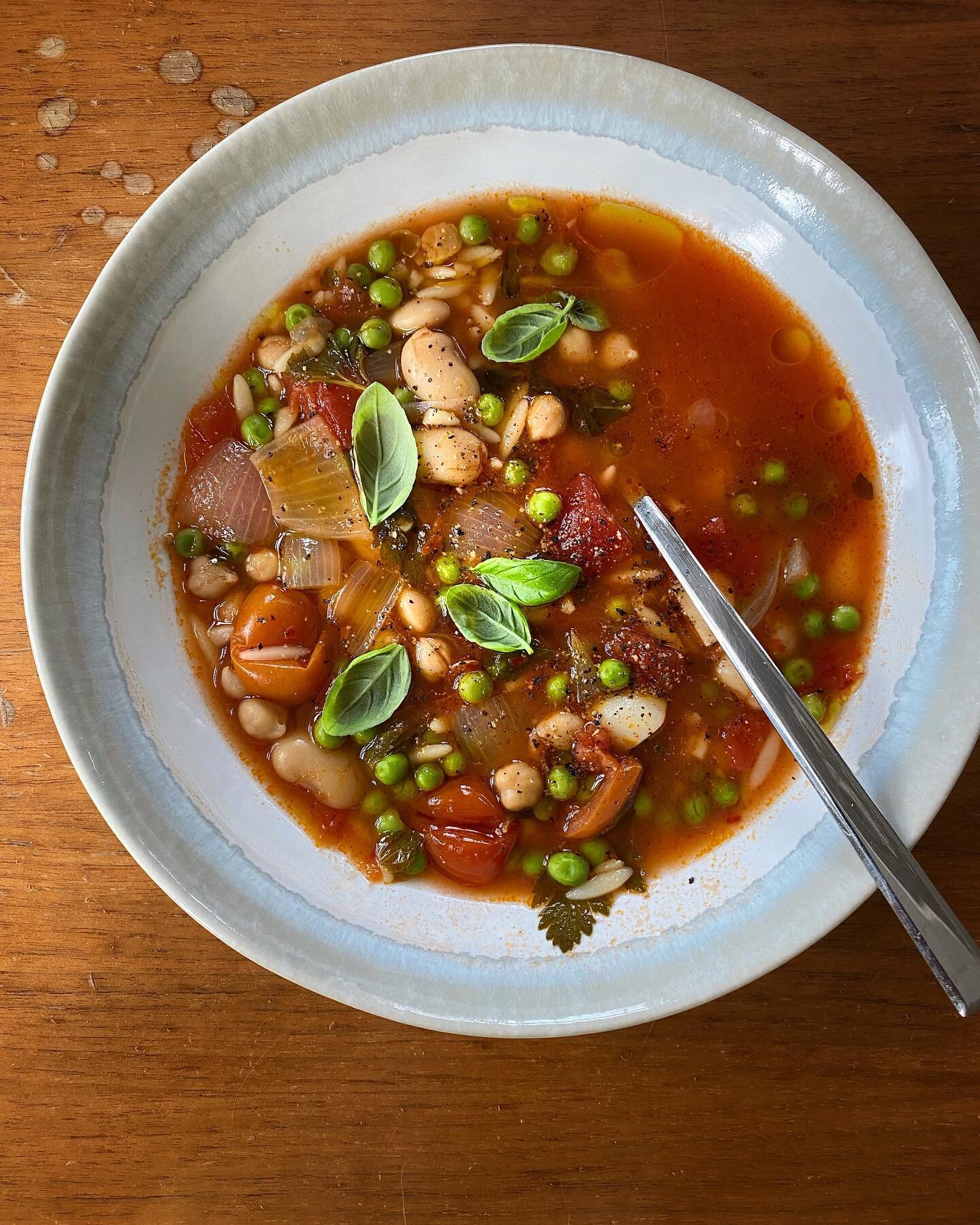 Eine einfache und so gute Resteverwertung. Suppe, Eintopf oder was auch immer man es nennen m&ouml;chte. :) 

Bohnen, 
Kichererbsen, 
eine grob geschnittene Zwiebel, 
junge Knoblauchzehen, 
Kr&auml;uter (hier: Basilikum, Petersilie, Minze)
ein paar L