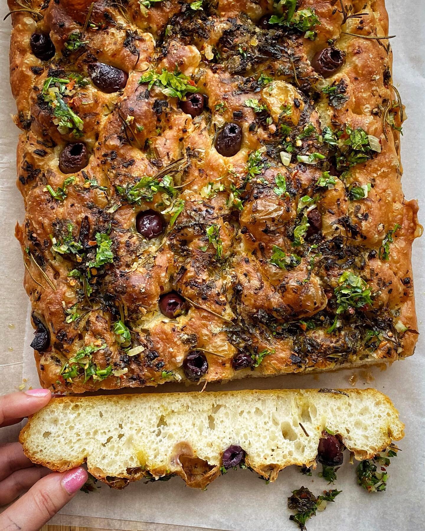 Gro&szlig;e #focaccia Liebe. Die ist mit Hefe gemacht. Lasst euch nicht erz&auml;hlen, dass saftige, leckere Focaccia nur mit Sauerteig geht. Das Rezept schreibe ich irgendwann mal auf. 🌶️

Habt alle ein wunderbares Wochenende Leute.