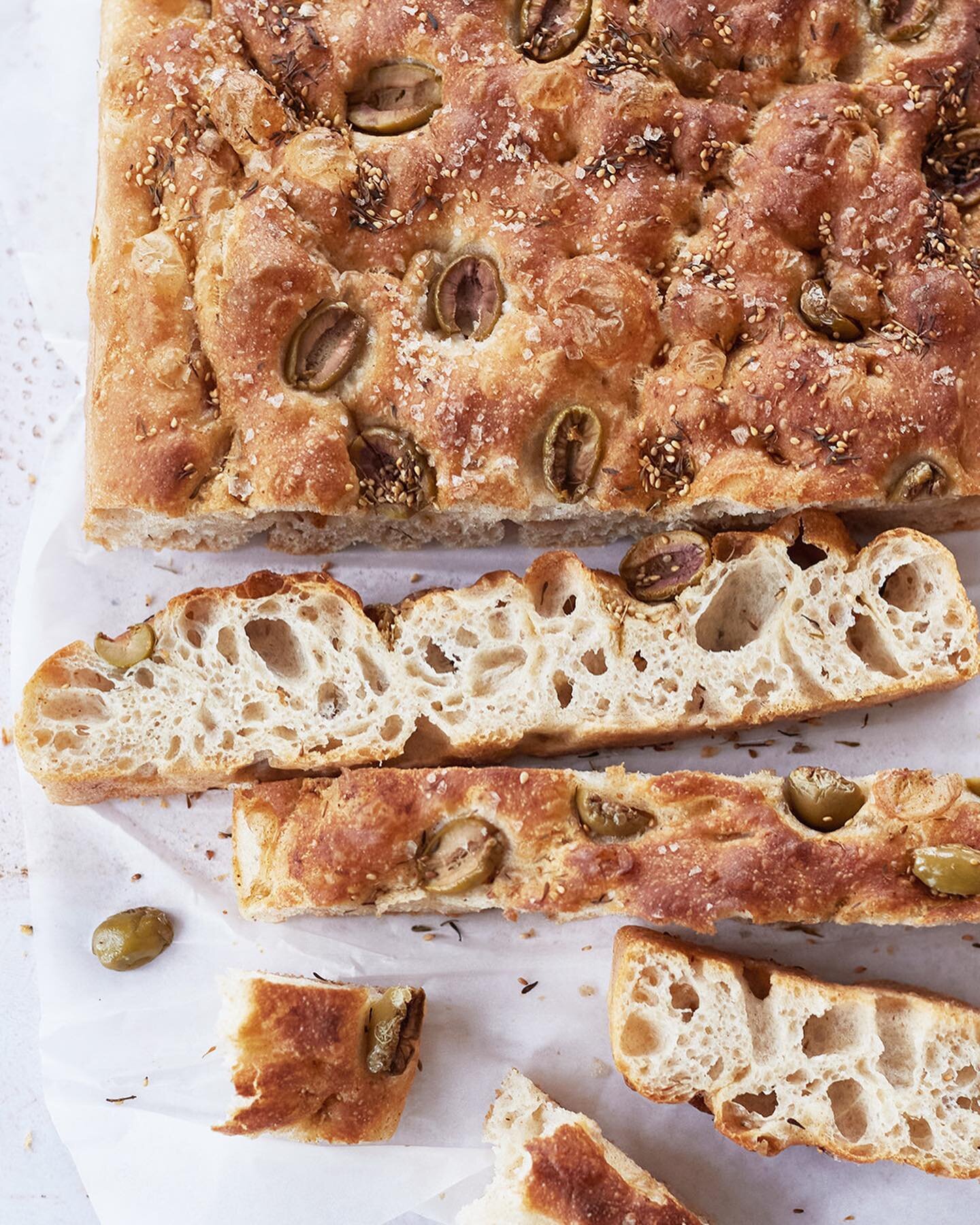 #focaccia-Liebe unloaded. 
Hier nochmal das Rezept f&uuml;r ein sehr simples und gelingsicheres Rezept, ihr Lieben. 
Ihr findet den Link zum Rezept auf meinem Blig auch in meiner Bio, aber einfach nach rechts sliden, wenn es noch schneller gehen soll