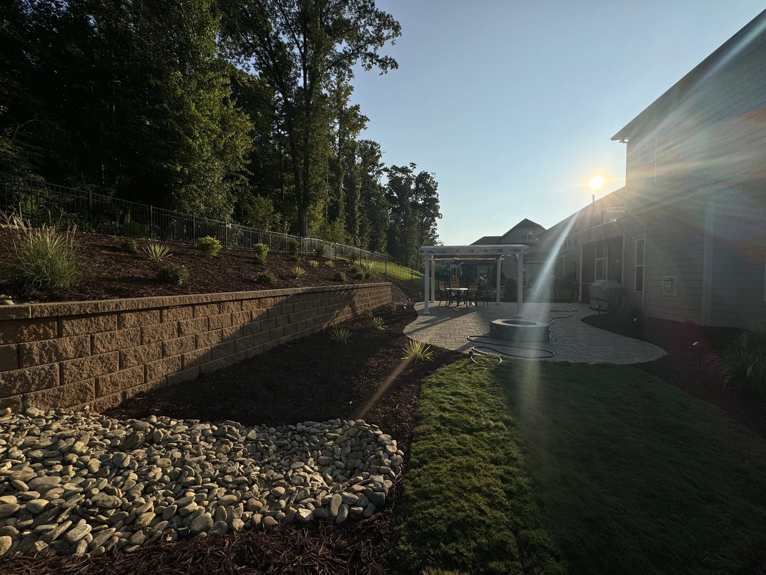 Minimal circle patio with four chairs