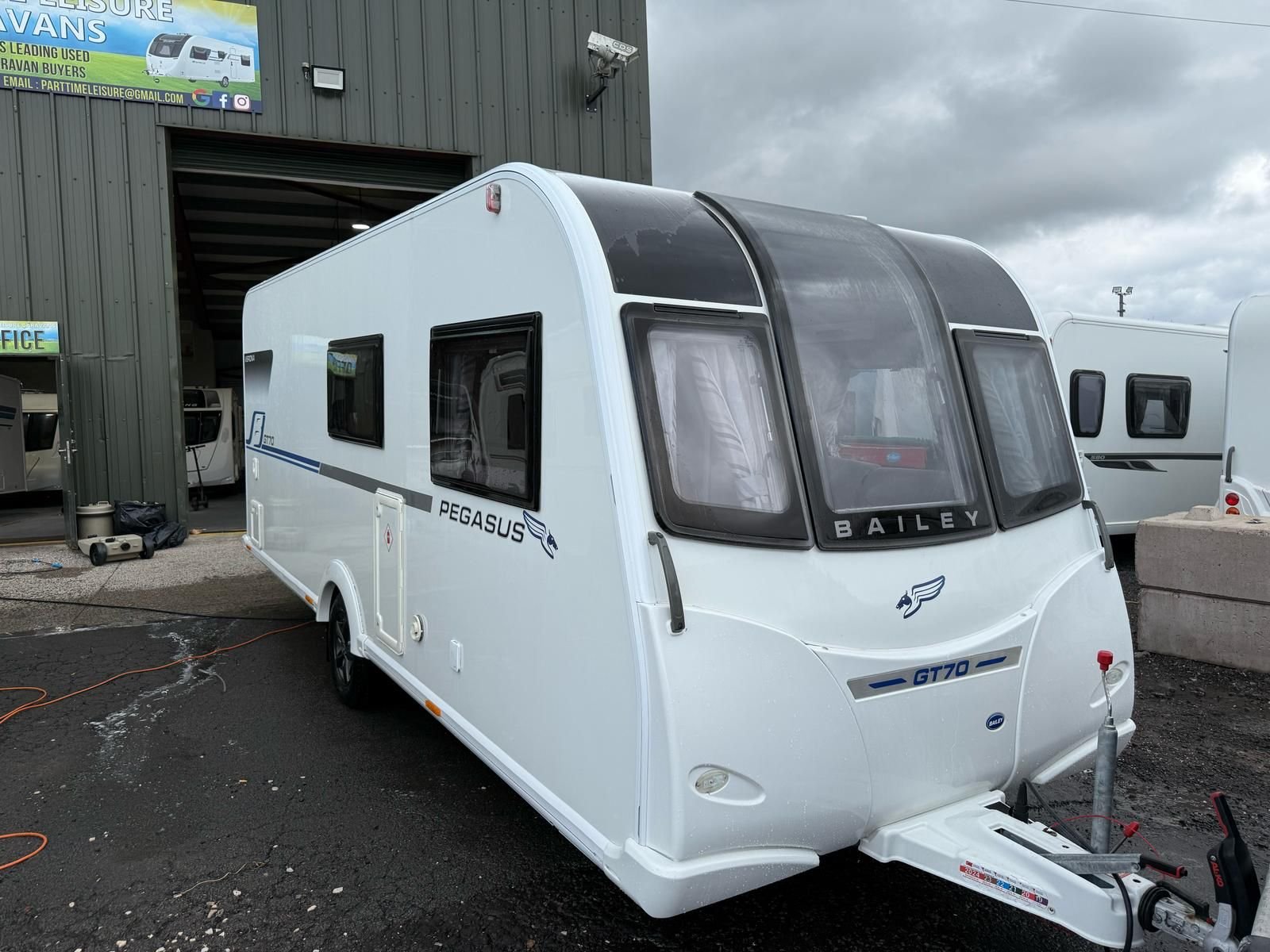 BAILEY PEGASUS VERONA GT70
4 BERTH
£12,500
YEAR - 2017
*** AMAZING CONDITION THROUGHOUT ***
*** INCREDIBLY POPULAR LAYOUT + SPEC ***
*** FIXED BED + END BATHROOM ***
*** LARGE FRIDGE FREEZER ✅***
*** TRUMA CENTRAL HEATING ✅***
*** FITTED SOL