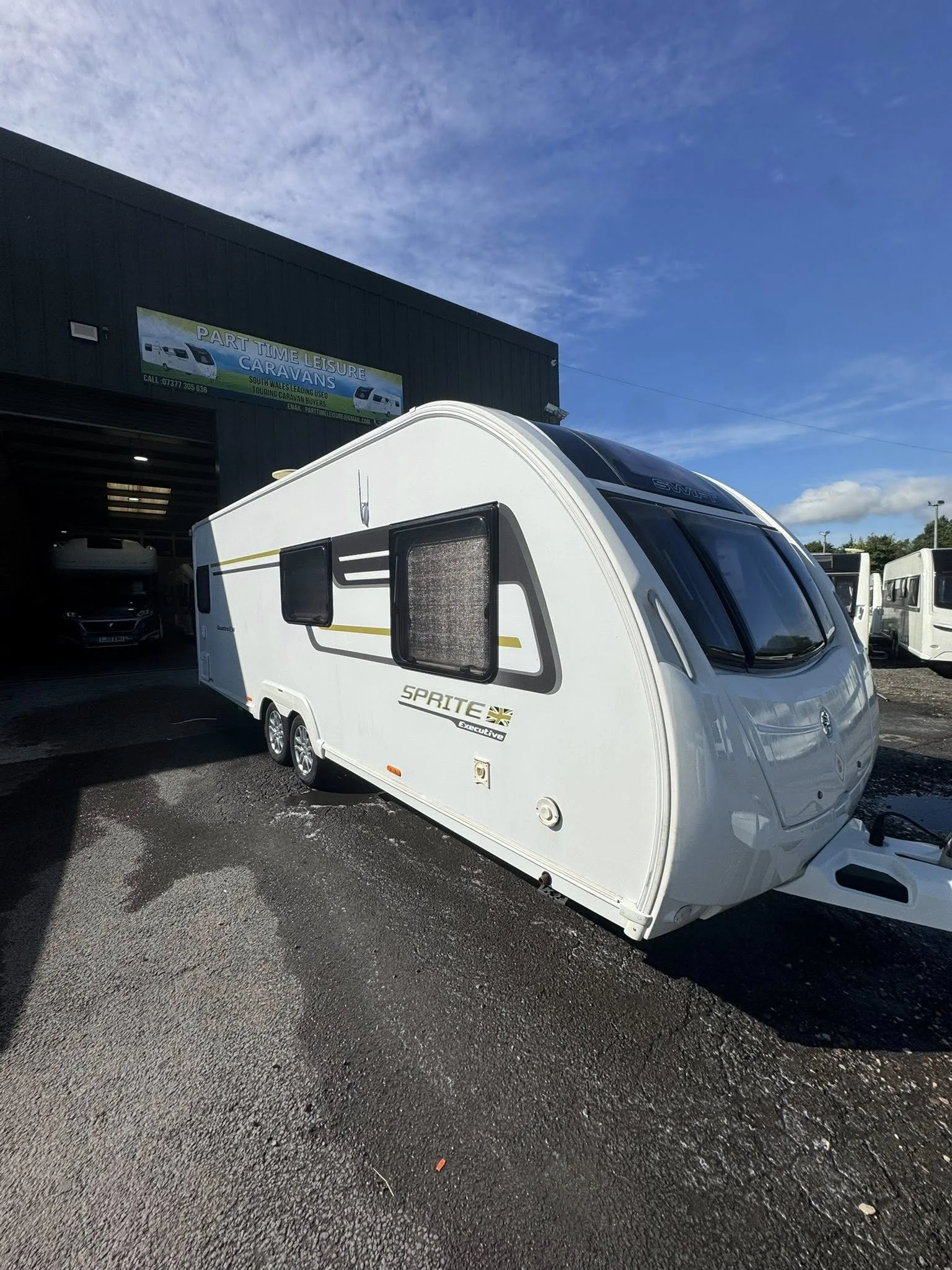 SWIFT SPRITE QUATTRO EW
YEAR : 2017
đź’°10,995đź’°
6 BERTH
***‼️ PLEASE NOTE THIS IS TRADE SALE ‼️***
*** HENCE BARGAIN PRICE RETAIL IS ÂŁ14,995***
*** 2 SIDE WIDOWS HAS GRAZZING NO LEAKS***
*** L SHAPED FRONG LOUNGE SEATING ***
*** GREAT FAMILY TWI