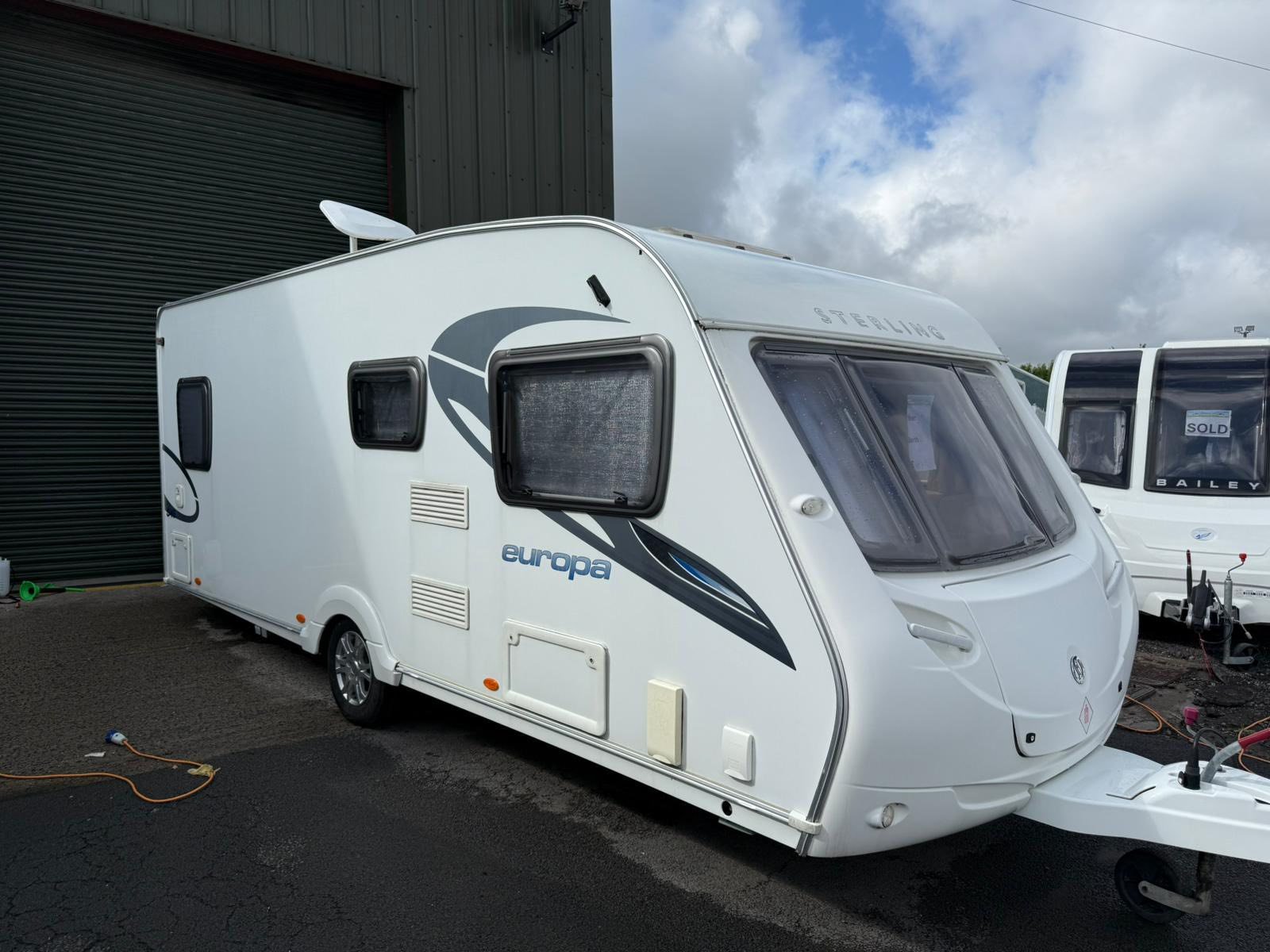 STERLING EUROPA 545
4 BERTH
YEAR - 2011
💰6,495 💰
*** GREAT CONDITION THROUGHOUT ***
*** INCREDIBLY POPULAR LAYOUT + SPEC ***
*** FIXED FRENCH SIDE BED OPTION /DINETTE***
*** LARGE END SPACIOUS BATHROOM ***
*** TRUMA CENTRAL HEATING ✅***
FULLY 'CRI