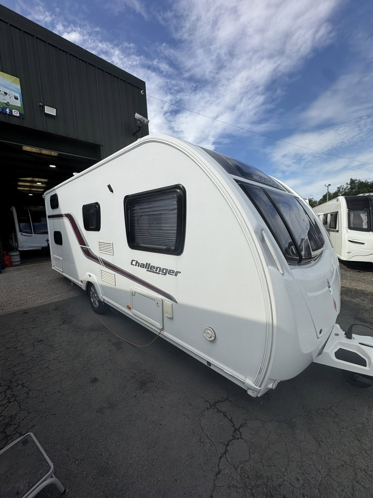 SWIFT CHALLENGER HI STYLE 585
6 BERTH
💰£7,995
YEAR - 2013
*** GREAT FAMILY SINGLE AXEL 6 BERTH ***
*** LIGHTWEIGHT FOR A 6 BERTH CARAVAN ***
*** INCREDIBLY POPULAR LAYOUT + SPEC ***
*** INCREASING POPULAR BUNK BEDS ***
*** GREAT SERVICE HISTORY LA