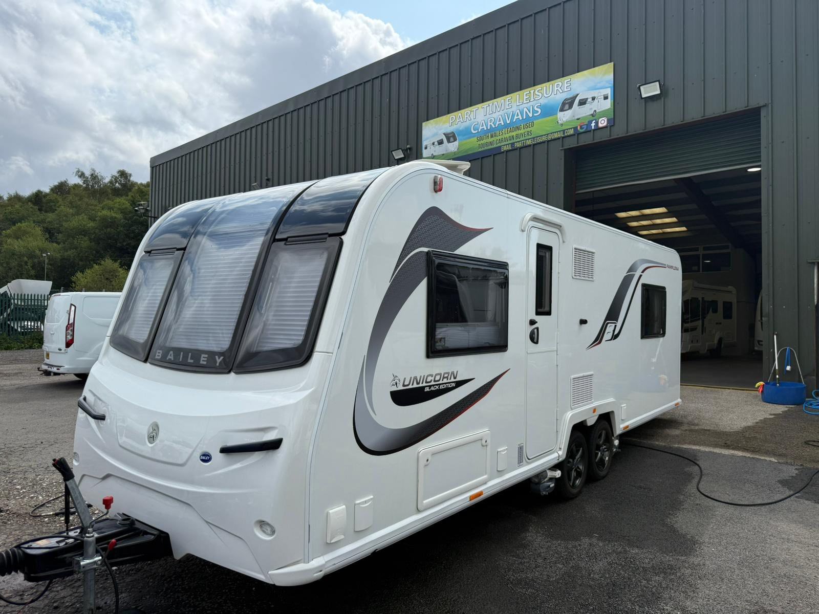 BAILEY UNICORN BLACK EDITION PAMPLONA
4 BERTH
💰£21,995💰
YEAR - 2021
*** ONE OWNER FROM NEW GREAT CONDITION ***
*** INCREDIBLY POPULAR LAYOUT + SPEC ***
*** FIXED BED + LARGE CENTRAL BATHROOM ***
*** LARGE FRIDGE FREEZER ***
*** ALDE HEATING SYSTEM