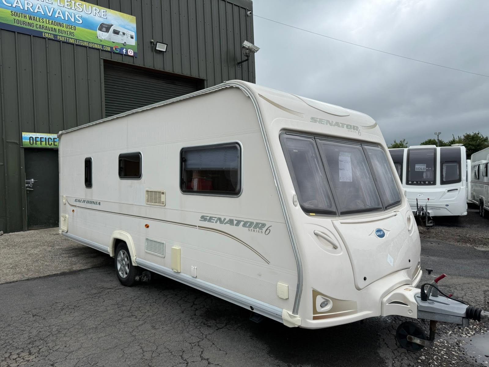BAILEY SENATOR CALIFORNIA
4 BERTH
YEAR - 2009
💰£5,750💰
*** GREAT CONDITION THROUGHOUT ***
*** INCREDIBLY POPULAR LAYOUT + SPEC ***
*** FIXED REAR FRENCH BED ***
*** END SPACIOUS BATHROOM ***
*** FITTED MOTOR MOVER ✅***
FULLY 'CRIS' CHECKED against
