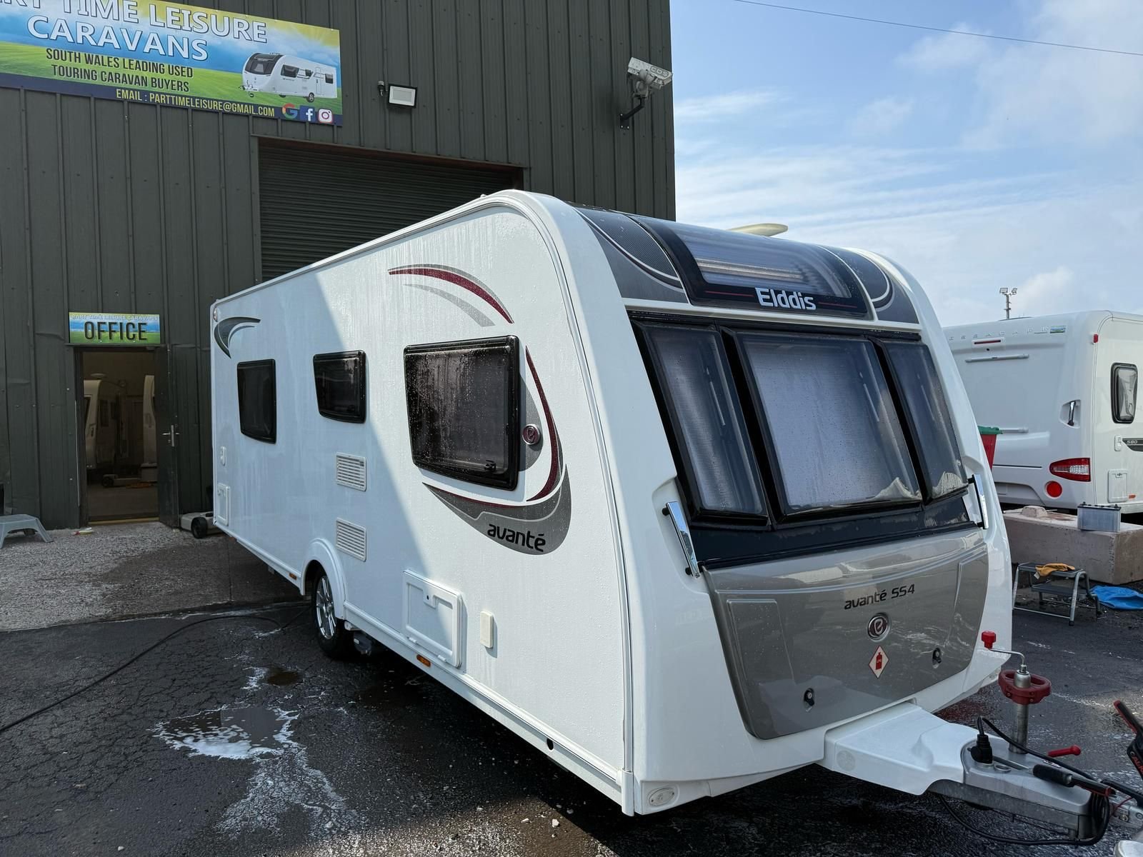 ELDDIS AVANTE 554
4 BERTH
YEAR - 2017
💰12,750💰
*** NEW CONDITION THROUGHOUT ***
*** INCREDIBLY POPULAR LAYOUT + SPEC ***
*** FIXED TRANSVERSE ISLAND BED ***
*** LARGE END SPACIOUS BATHROOM ***
*** FITTED SOLAR PANEL ✅***
*** FITTED MOTOR MOVER ✅