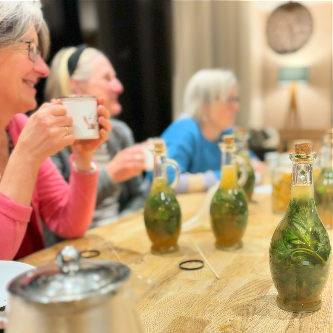 🤍 Good vibes 
💚 Great herb chat 
💛 Sharing knowledge and taking time:

When you connect with the herbs they remind you of wisdom already in your heart. 

Thank you so much Marion for asking me to host this gathering for a group of friends. We made