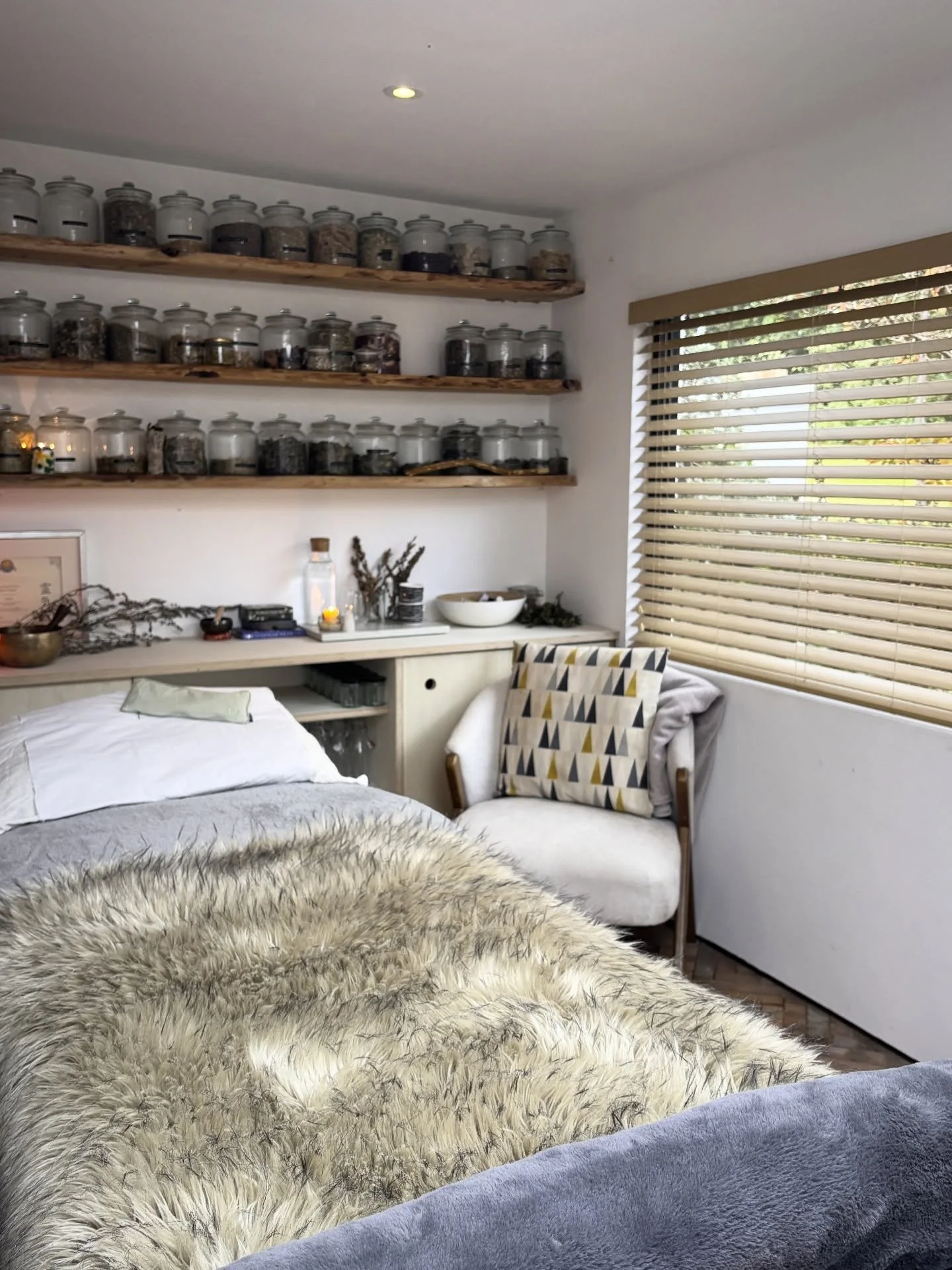 ✨ cosy-ness-levels up a notch.. 🕯️🌿

This little sanctuary is really vibing thanks to all the recent Reiki sessions in here! I can tell the teaching, treatments, and my personal practice have lifted this healing space 🌈

Thank you&mdash; my light 
