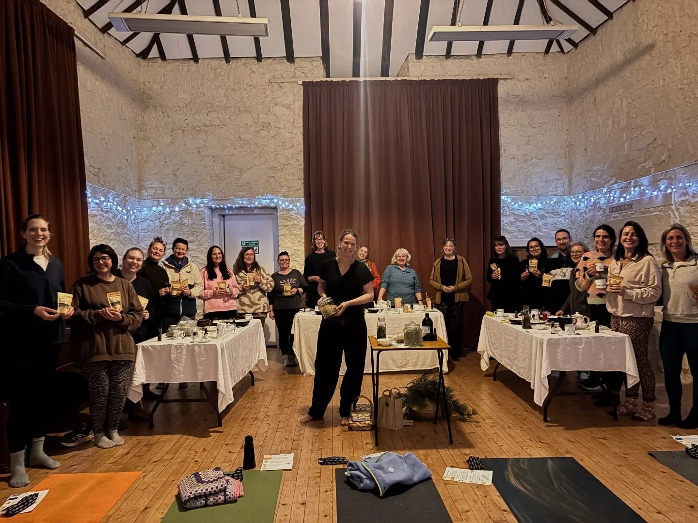 Oh, I just love these evenings! 🌲 Herbalism, movement, flow, relaxation. Thank you all who shared the evening with me and @wildtideyoga123 🙏🧡✨🌿🌲