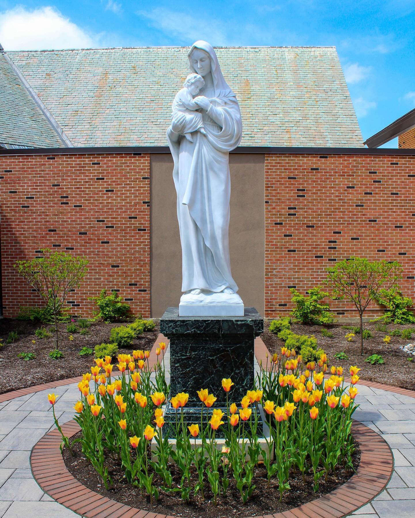 Our Marian Garden Ministry has outdone themselves this spring 🌷