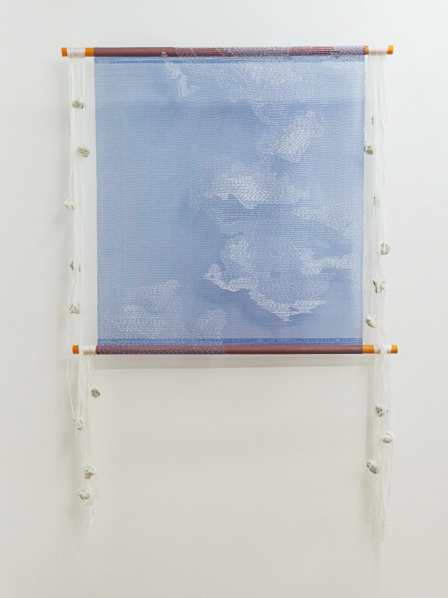 🌊 &ldquo;Si llevan agua, son r&iacute;os. Si no, son caminos.&rdquo; &mdash; Humberto Ak&rsquo;abal

Esta exposici&oacute;n explora lo que fluye y lo que se detiene: memorias de cuerpos y territorios que navegan, resisten o siguen movi&eacute;ndose 