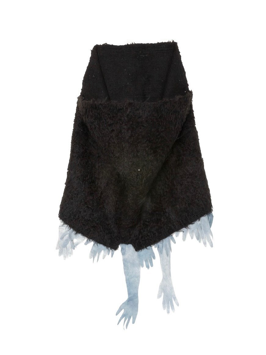 🌊 &ldquo;Si llevan agua, son r&iacute;os. Si no, son caminos.&rdquo; &mdash; Humberto Ak&rsquo;abal
 
En Galer&iacute;a Extra, esta exposici&oacute;n explora lo que fluye y lo que se detiene: memorias de cuerpos y territorios que navegan, resisten o