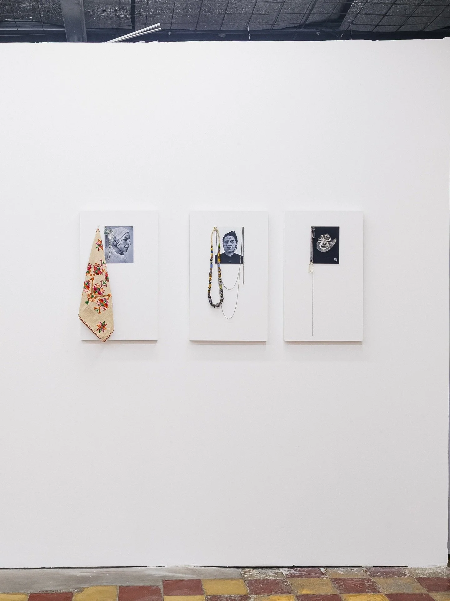 🌊 &ldquo;Si llevan agua, son r&iacute;os. Si no, son caminos.&rdquo; &mdash; Humberto Ak&rsquo;abal

Esta exposici&oacute;n explora lo que fluye y lo que se detiene: memorias de cuerpos y territorios que navegan, resisten o siguen movi&eacute;ndose 