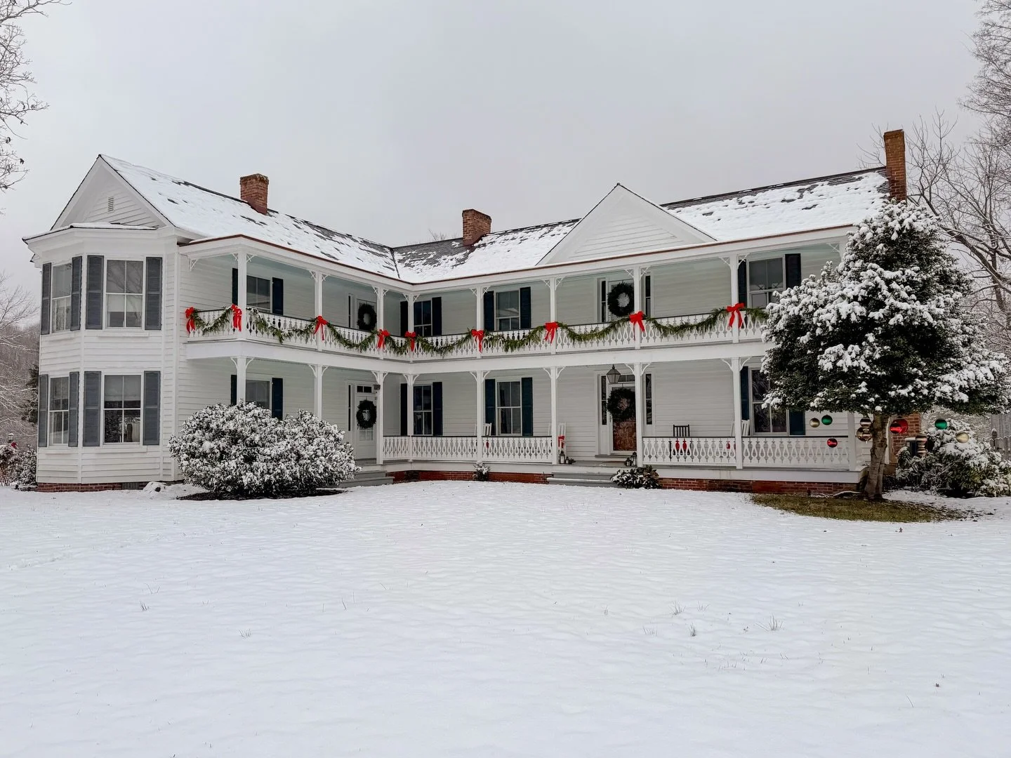 Snow in Richmond gives our Christmas decor the perfect extra Zhuzh 🎄😍❄️

This home was featured in the Historic Homes tour in Powhatan, Virginia! Built in 1841, this snowy dreamscape has been carefully and thoughtfully maintained by our clients.

W