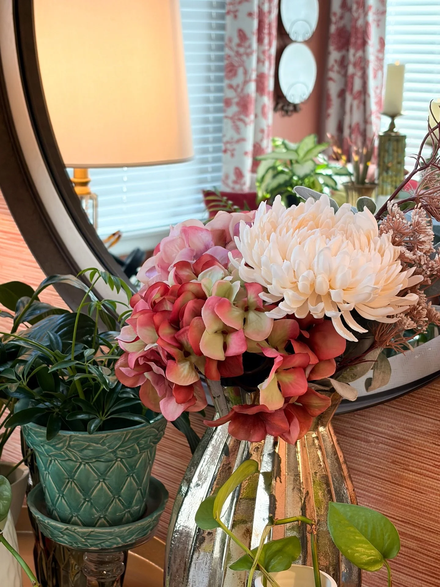 Since we&rsquo;ve had a LOT of time inside&hellip; we decided to create some Nancy Meyers inspired cozy corners in our own homes, using what we already have. 

These curated vignettes are the finishing touches that give your home life! 

Let us do th