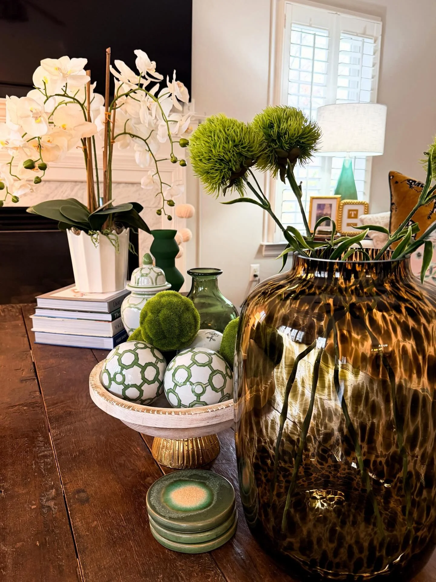 You may remember this house from Christmas time 🤔 Swipe to see how we turned Holiday Cheer into Spring Cozy Corners! 😍✨🌸

Once the glow from the Christmas lights are gone&hellip; and the glittery, nostalgic knickknacks are all put away&hellip; our