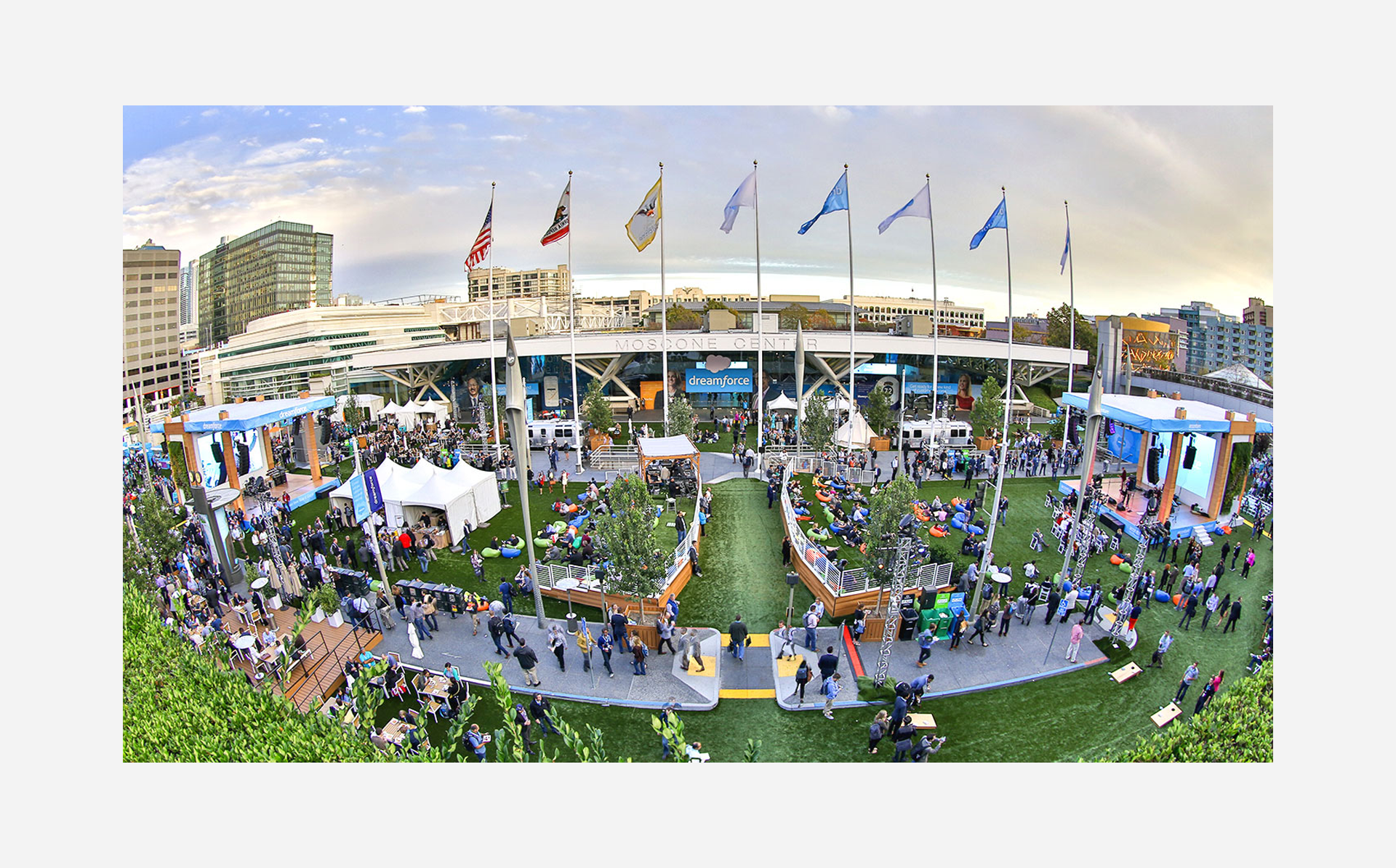 Salesforce-Dreamforce_common area.png
