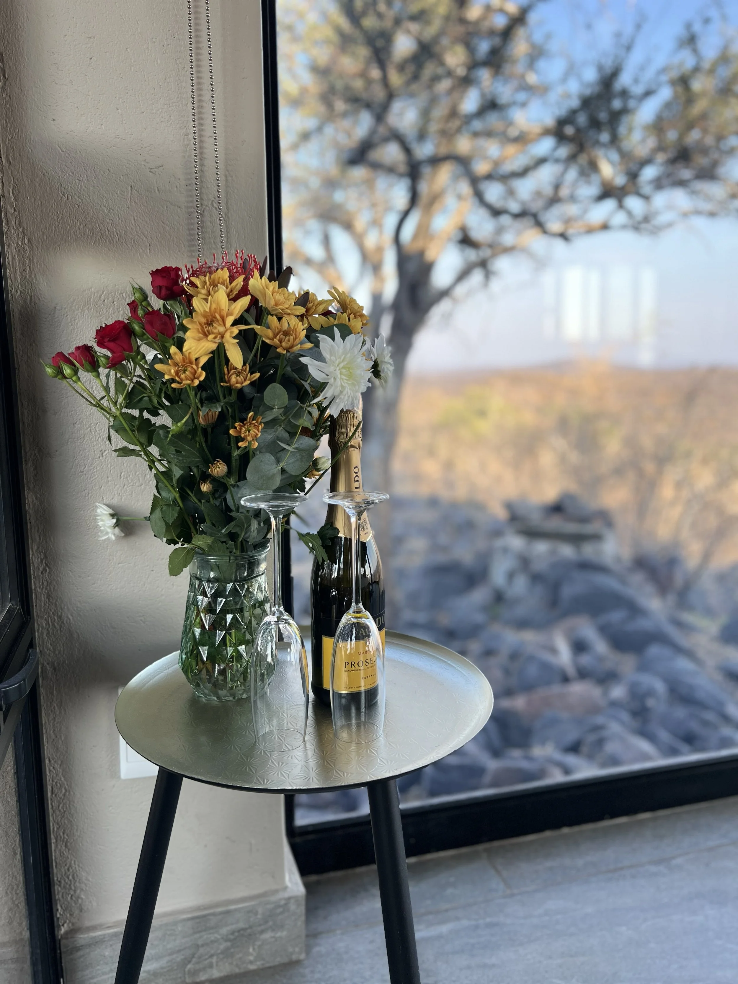 VYG_RoomView_Flowers_Champagne.jpg