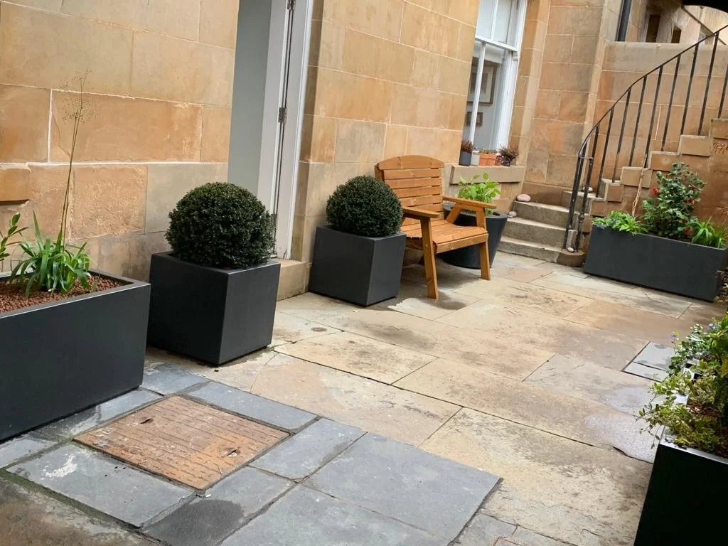 Glasgow basement courtyard (Installation of planters)