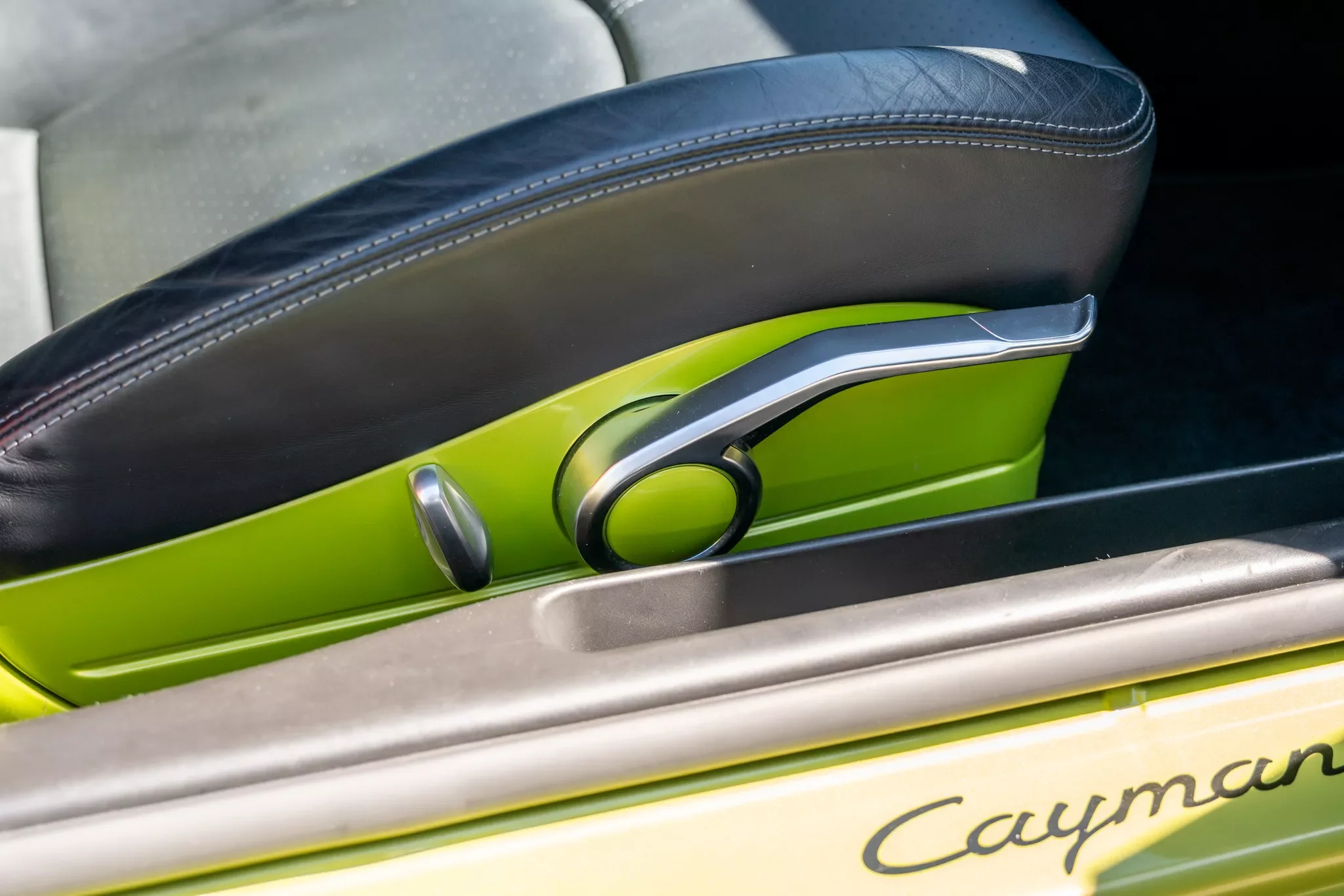 2012-PorscheCayman-15.webp