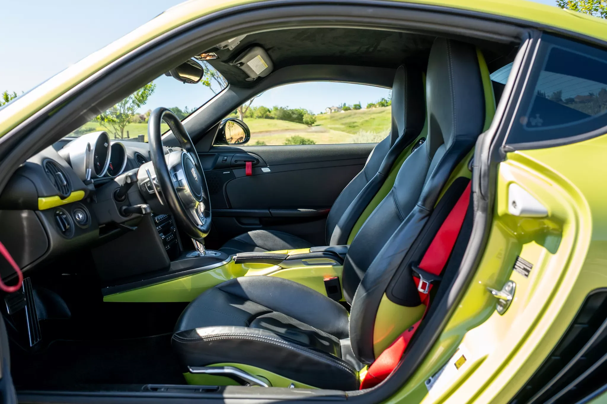 2012-PorscheCayman-12.webp