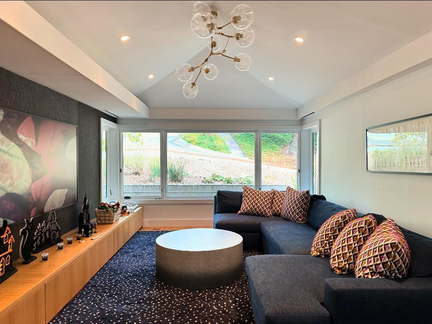 The perfect cozy media room for a family of 4 😍