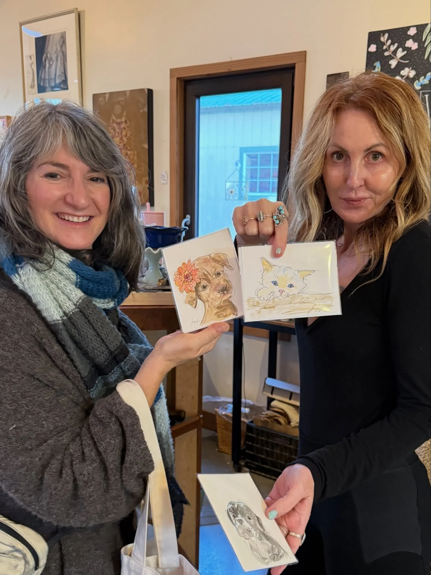 Looking for the sweetest holiday gift for the pet lover in your life?

This Saturday from 12 to 3, swing by the @interior_home_ideas_ store in Fort Bragg and let artist @jacquelyncisper create a custom pet portrait that captures every bit of your fur