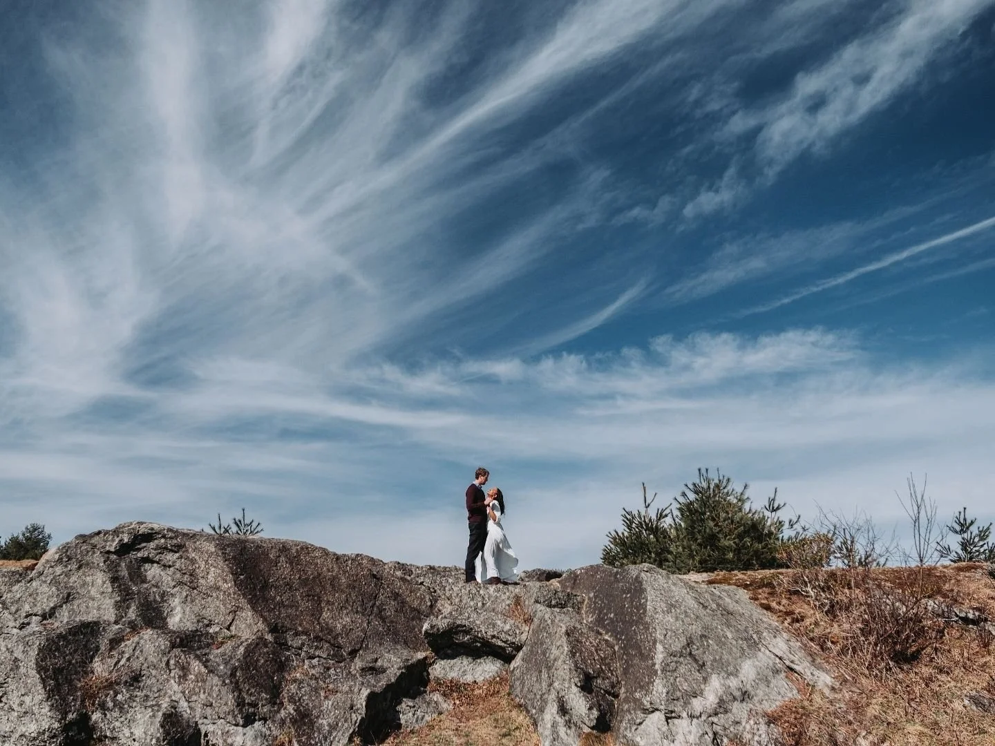 Sometimes all you need is blue skies and a wide frame to let the moment settle in. Happy #WideShotWednesday ⛅📷

Raleigh engagement photographer | North Carolina engagement photography

#engagementsession
#raleighengagementphotographer
#northcarolina