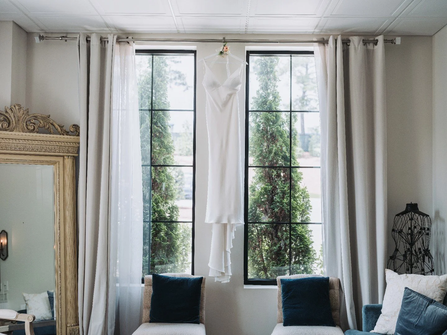 Every wedding day has a moment like this.
Before the guests, before the ceremony.
Just you, the dress, and what&rsquo;s about to begin.

If you&rsquo;re planning your day now, this moment will be yours too. 🙌

#bridetobe #southernbride #raleighweddi