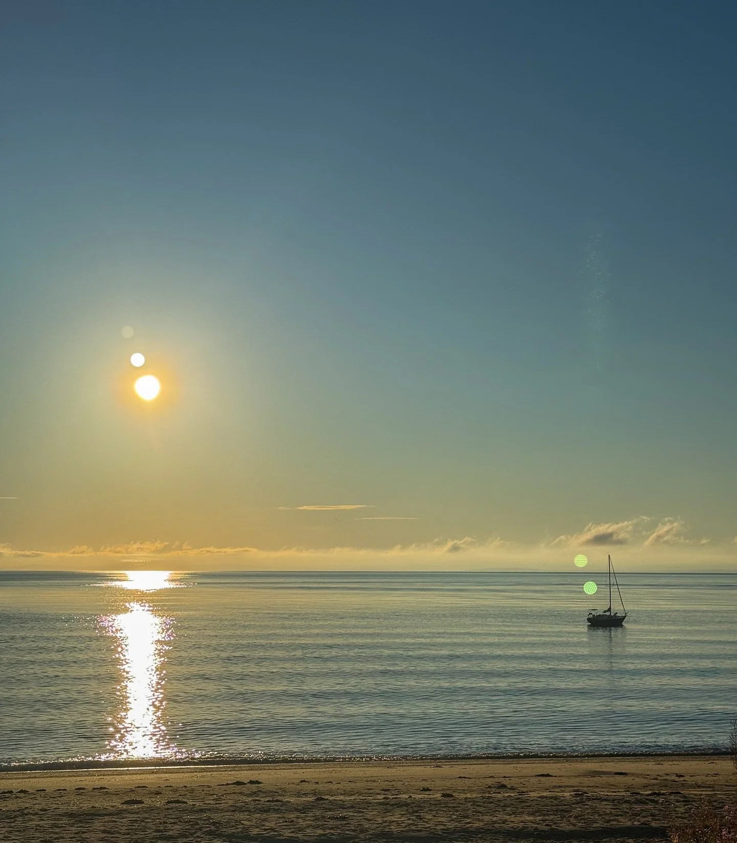 Caught this view in Saint-Ir&eacute;n&eacute;e, Qu&eacute;bec before heading out on a whale watch. Just the sun, the water, and a sailboat drifting by. ☀️⛵️

📍 Saint-Ir&eacute;n&eacute;e | Charlevoix, Qu&eacute;bec
📸: iPhone 16 Pro Max 
&mdash;&mda