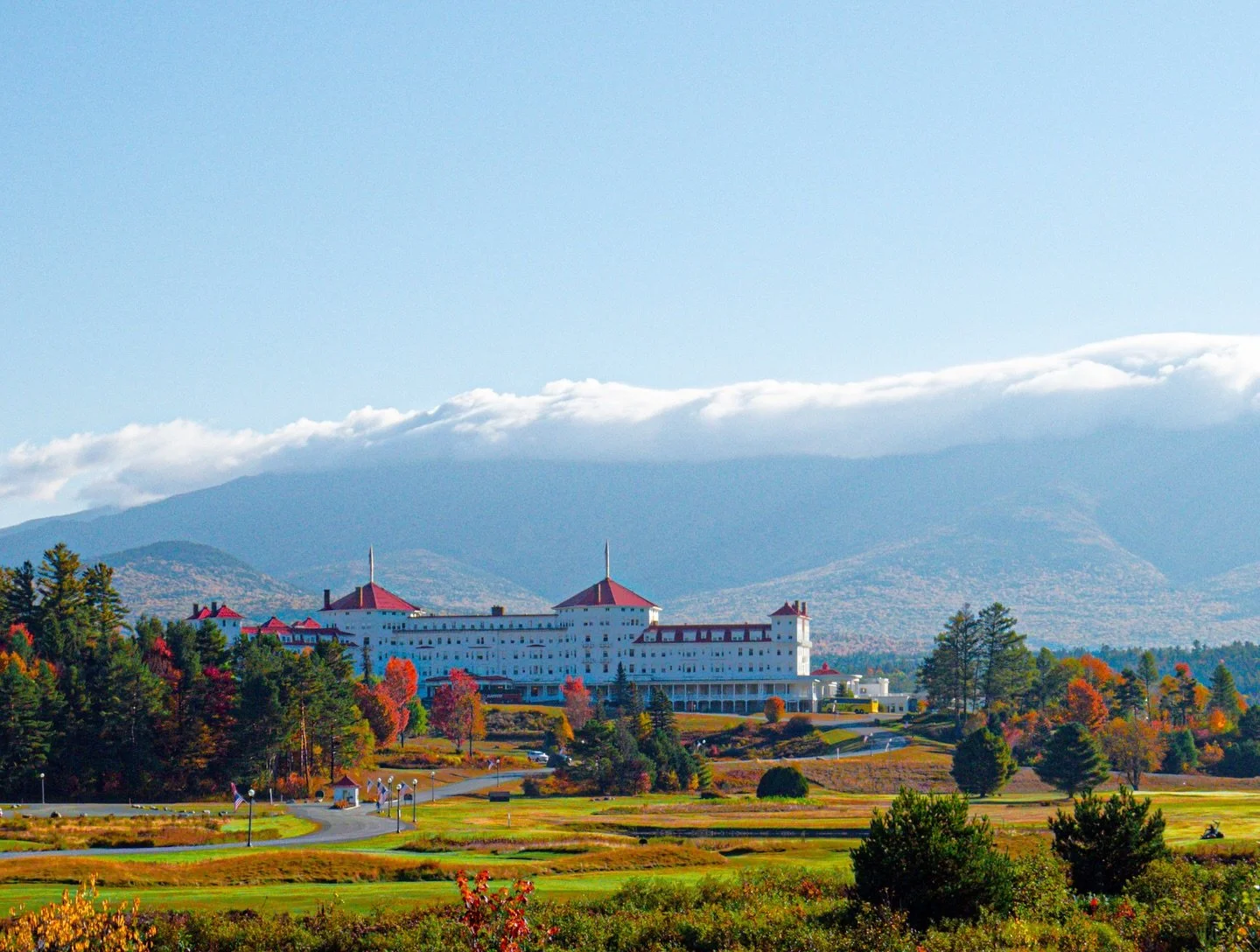Some places never get old, no matter how many times you photograph them, and the Omni Mount Washington in the middle of White Mountains foliage is one of mine.🍁 

This iconic hotel tucked beneath Mount Washington feels like it was made for autumn. L