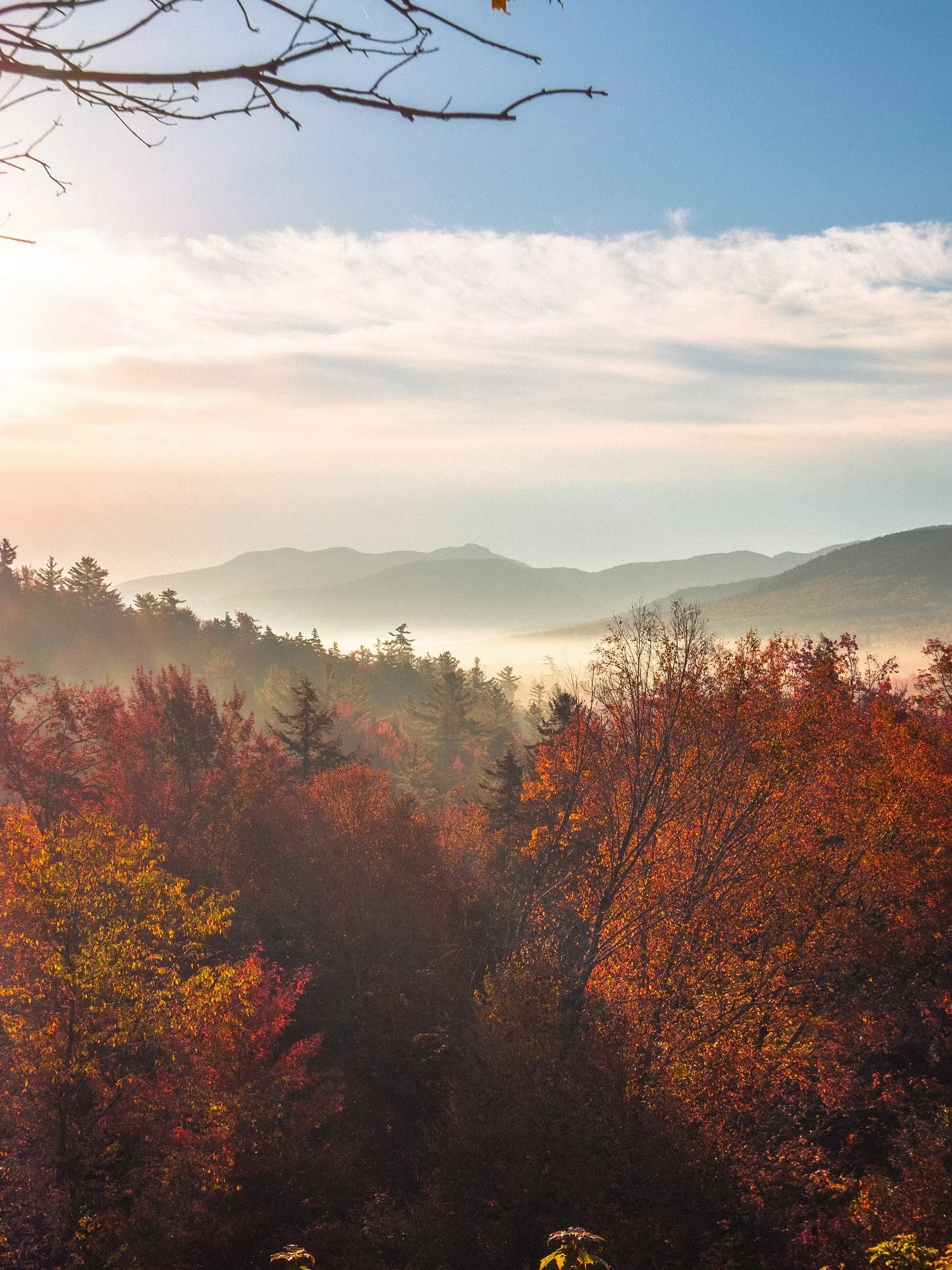Call me a leaf influencer 🍁 

I&rsquo;m still going through my New Hampshire photos and keep finding hidden gems like this one. The fog, the fiery colors, the mountains, all pure fall magic. 

One day I&rsquo;ll catch up and make it to my Vermont ph