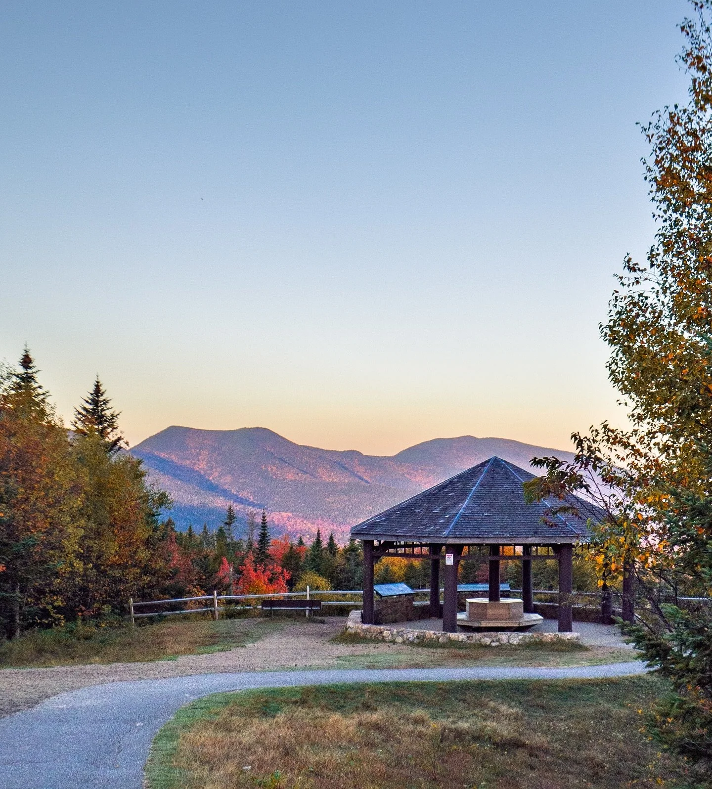 Had the gazebo views in the White Mountains all to myself. 🍁

The silence, the colors, and the endless mountain backdrop made it one of those moments you just don&rsquo;t rush.&hellip;until you hear the doors slamming in the parking lot. 

📸: Olymp