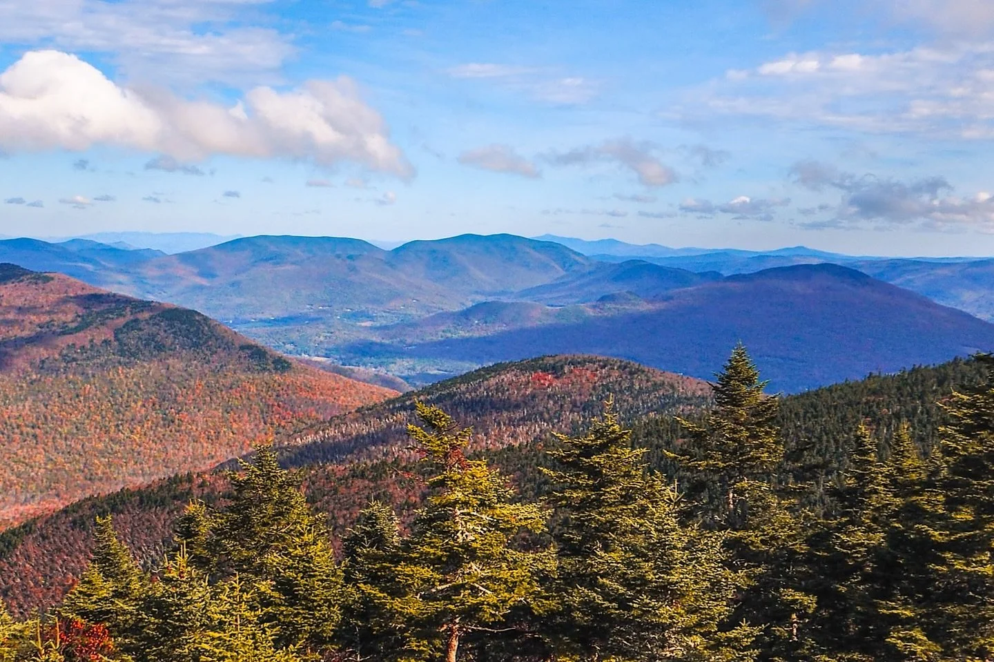 Not as colorful as years past, but Vermont still showed off in its own way. The pockets of fall color against the views were more than enough for me 🍁

📸: Olympus OM-D E-M10 Il
⸻
#vermontphotography #fallinnewengland #autumninvermont #vermontviews 