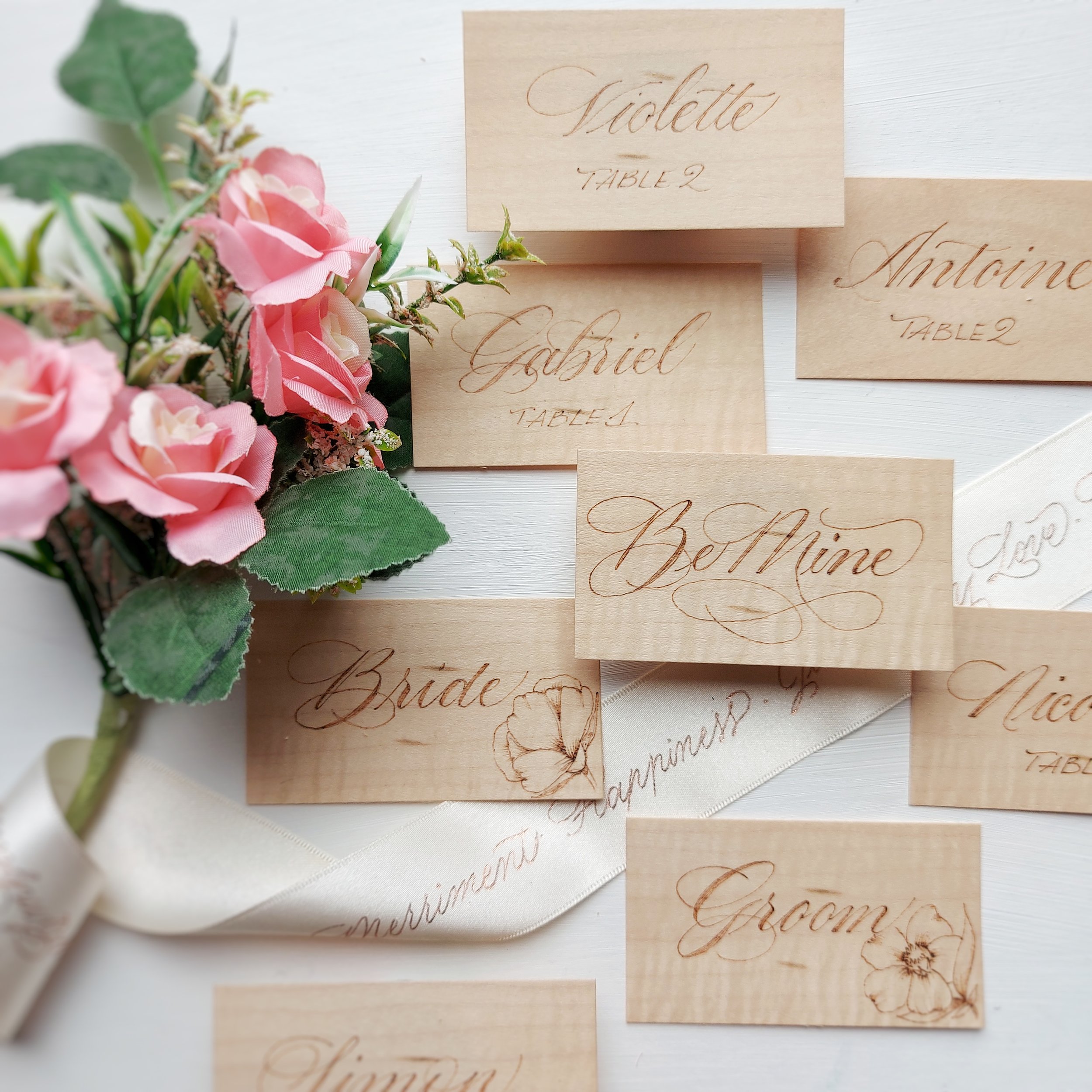 Cartes de table gravées sur bois et pyrogravées, écrites à la main pour une occasion spéciale 
