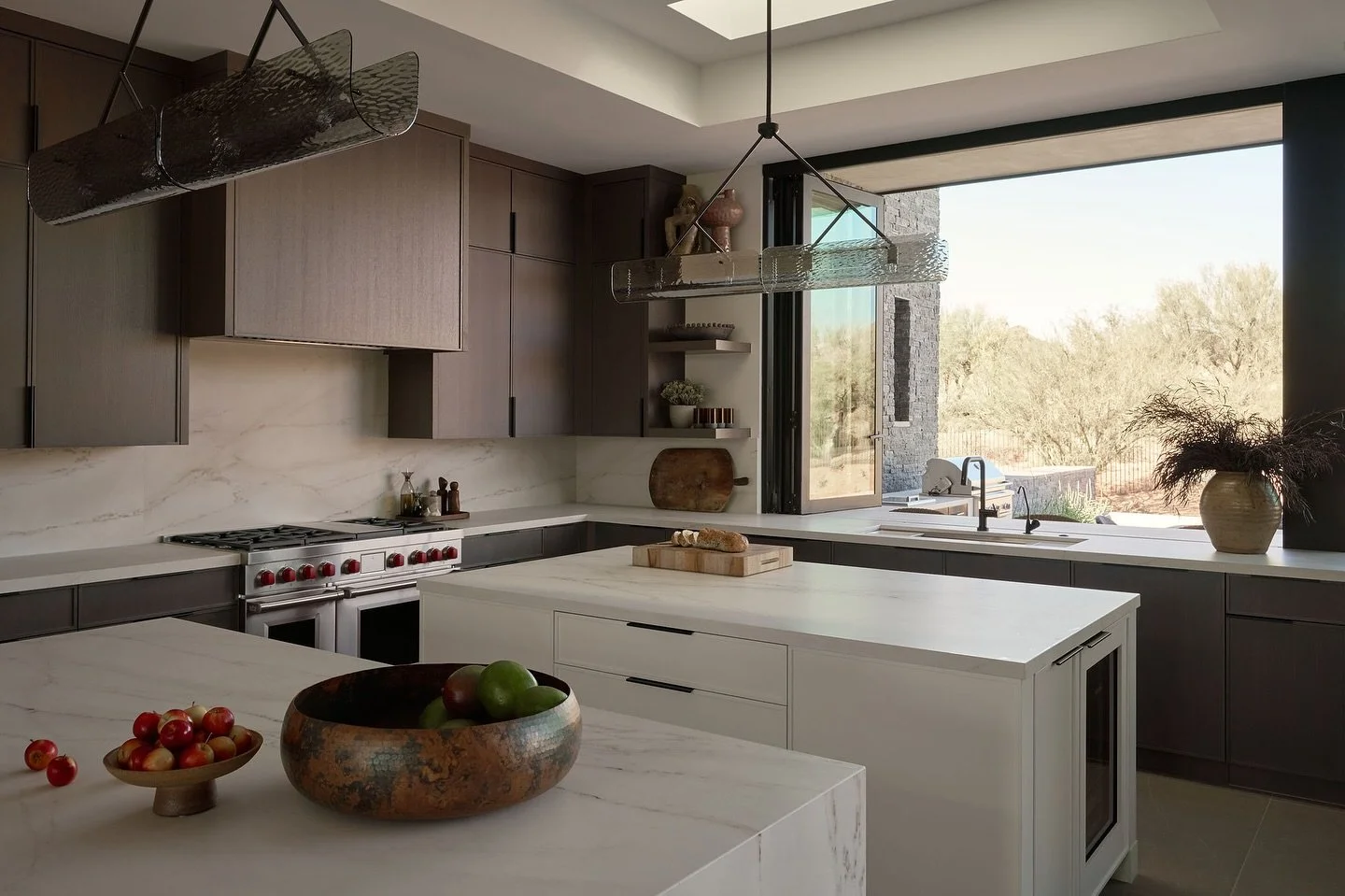 Now that it&rsquo;s officially fall, it&rsquo;s time to get into a gorgeous kitchen like this one and start on some stews, soups and roasts 🥘 anyone have an incredible fall recipe to share with the class? I&rsquo;m all ears